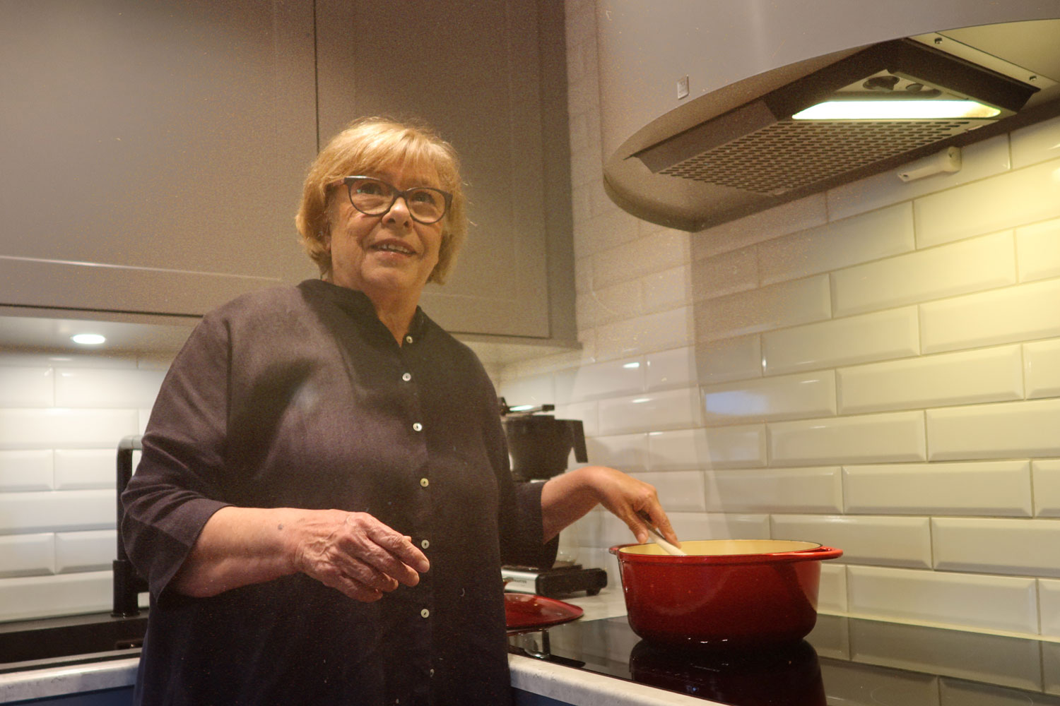 Eldre kvinne som lager mat.