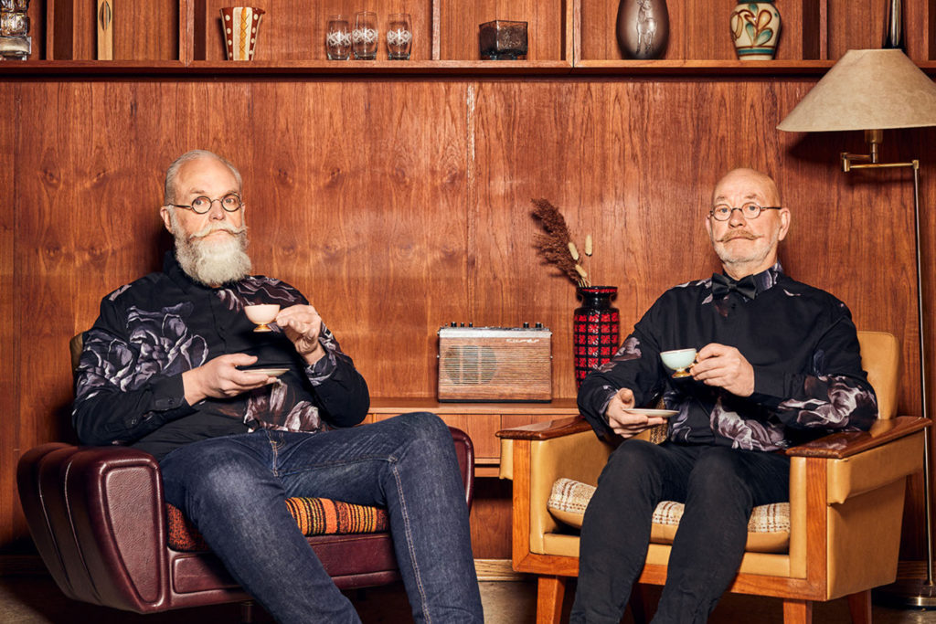 Portrett av to menn med hver sin kaffekopp.