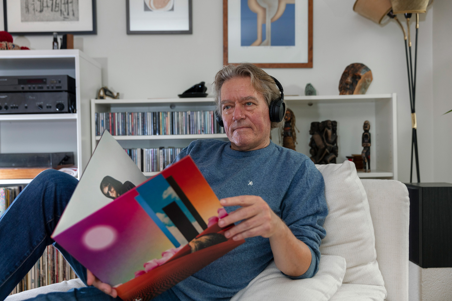 Mann som lyter på musikk.