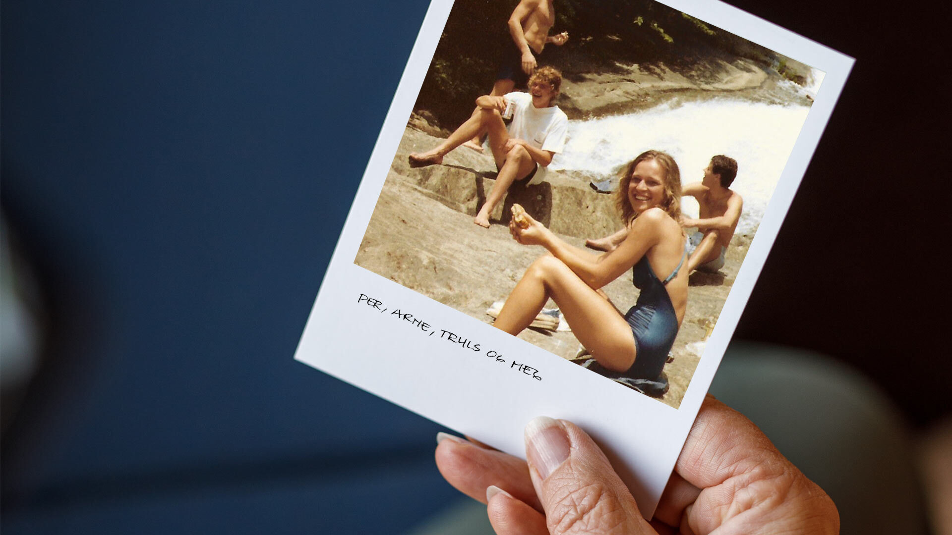 Eldre polaroidbilde av blide unge mennesker