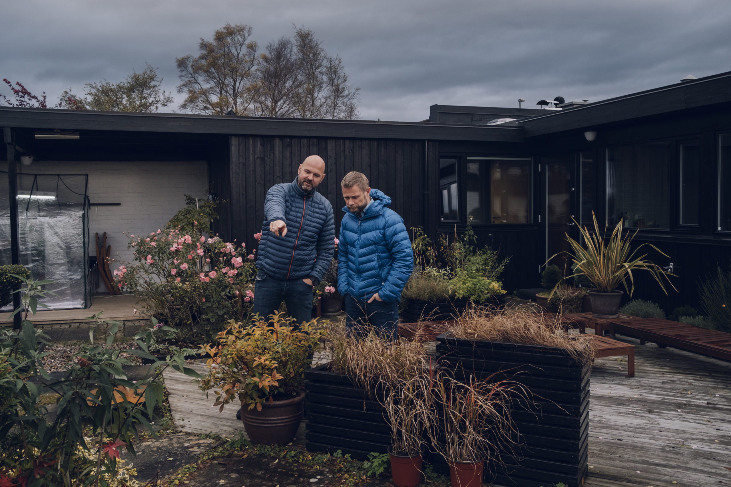 Bent Høie og ektemannen ute i hagen.