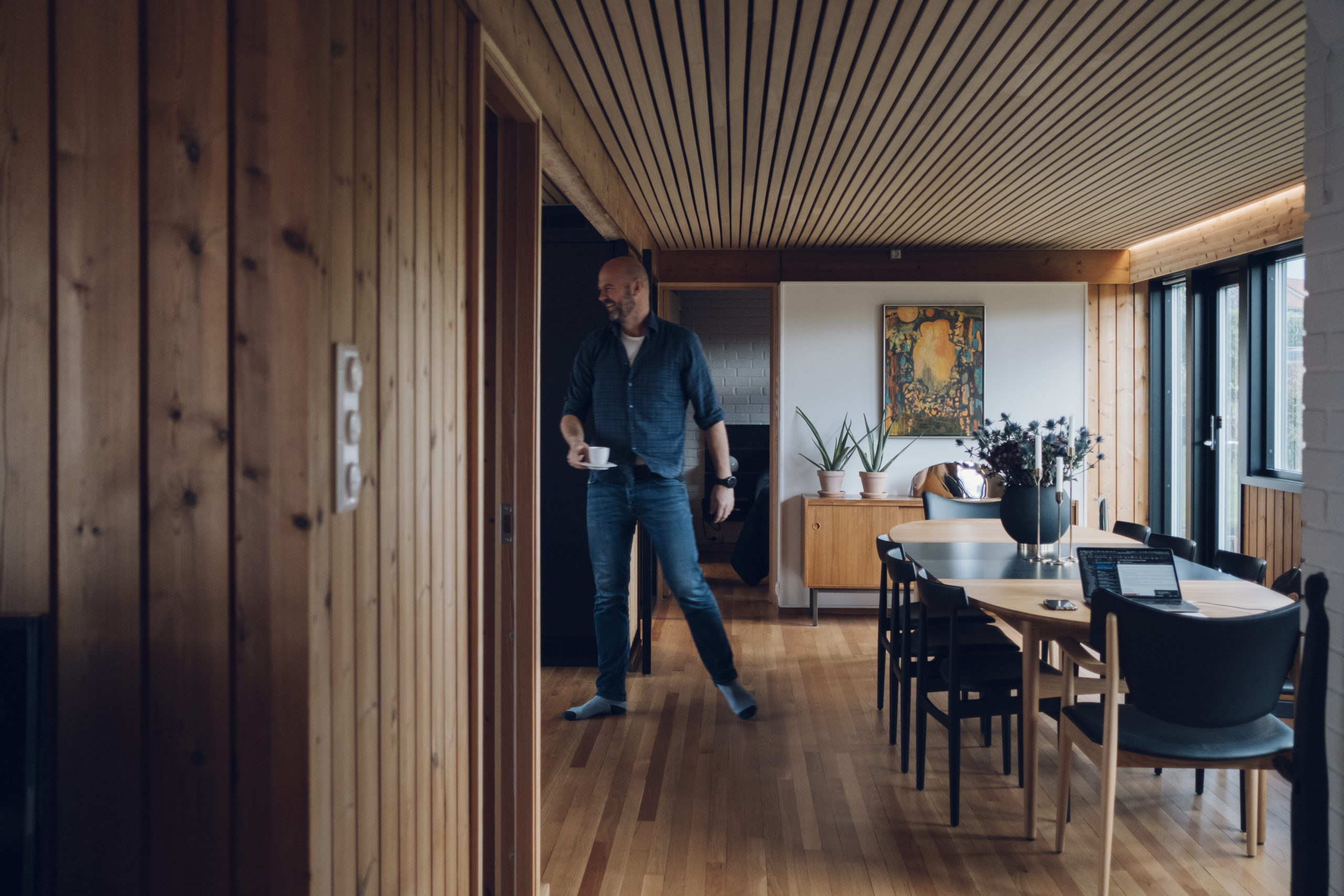 Mannen til Bent Høie i spisestuen.