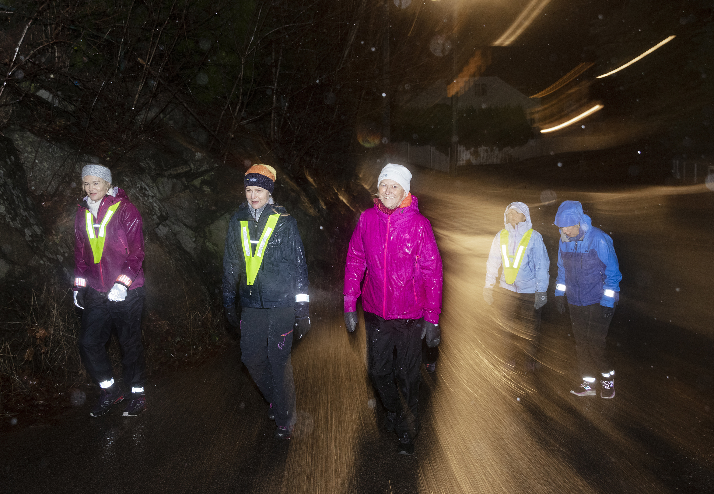 En gruppe kvinner som går en tur ute i snø eller regn.