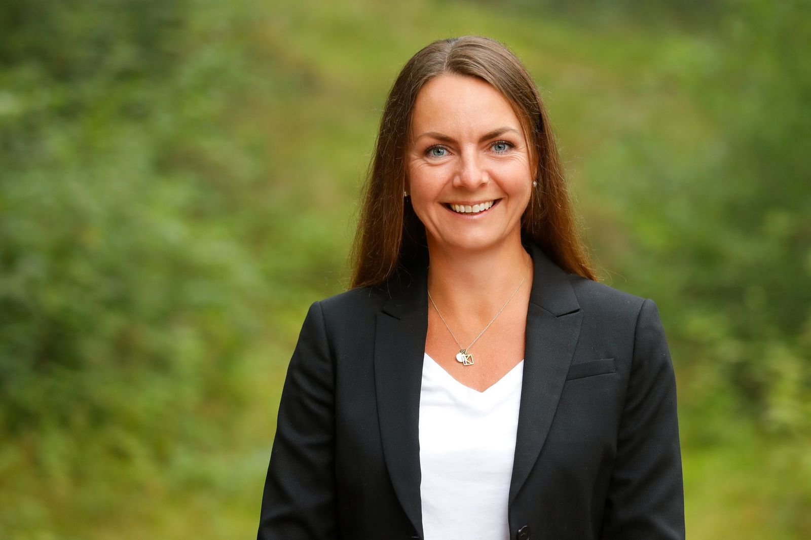 Portrettbilde av en kvinne som smiler til kamera.