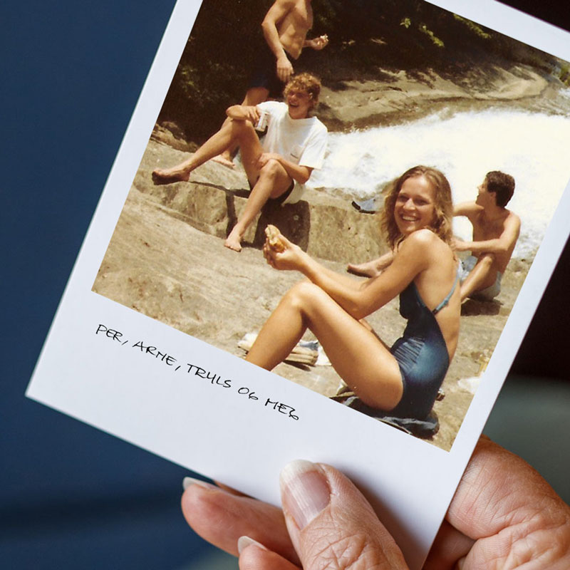 Eldre polaroidbilde av blide unge mennesker