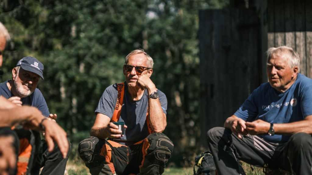 Menn som tar en arbeidspause i skogen.