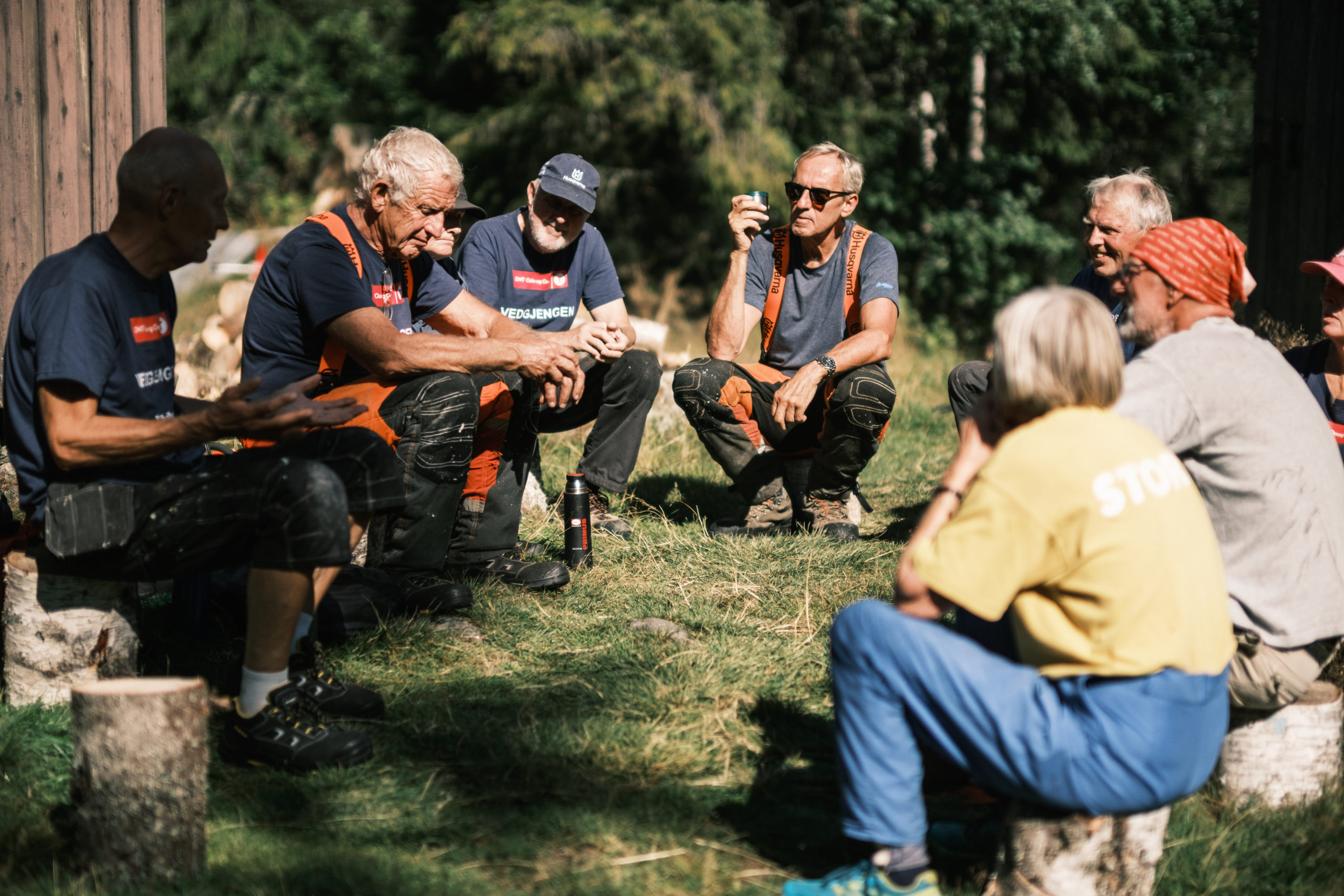Gjeng med mennesker som tar en drikkepause i skogen.