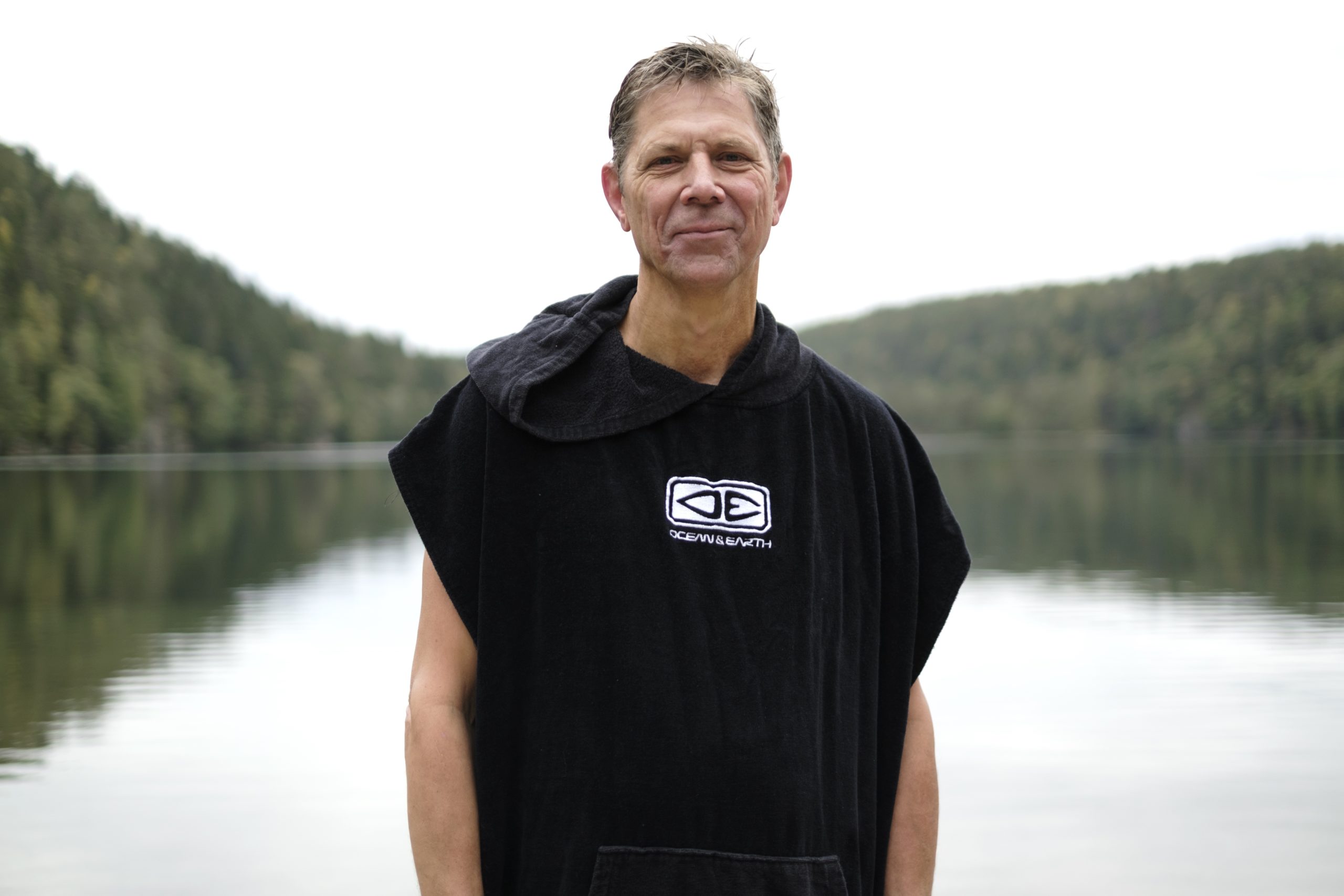 Mann som smiler til kamera etter at han har badet.
