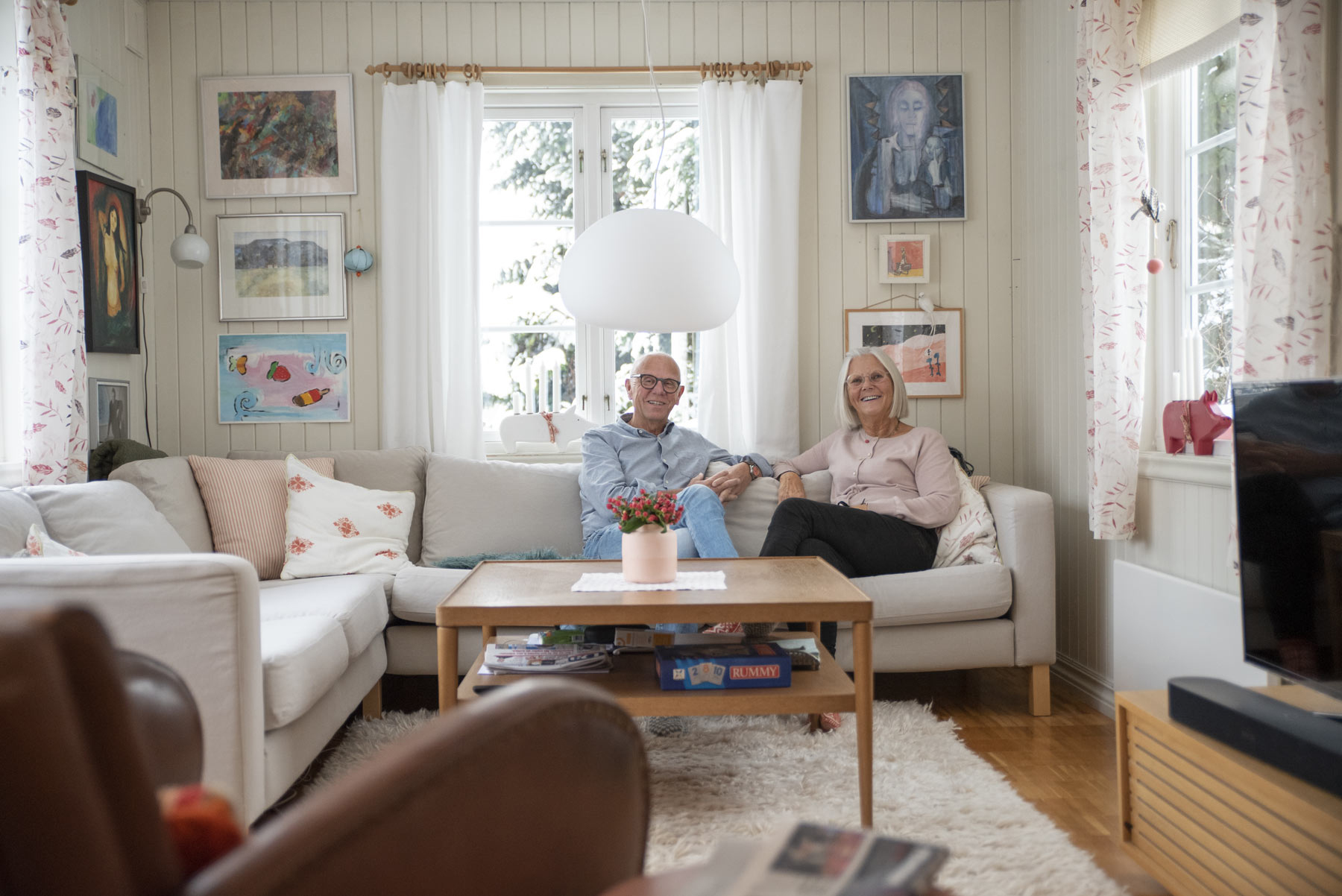 Liv og Terje i sofaen i stua.
