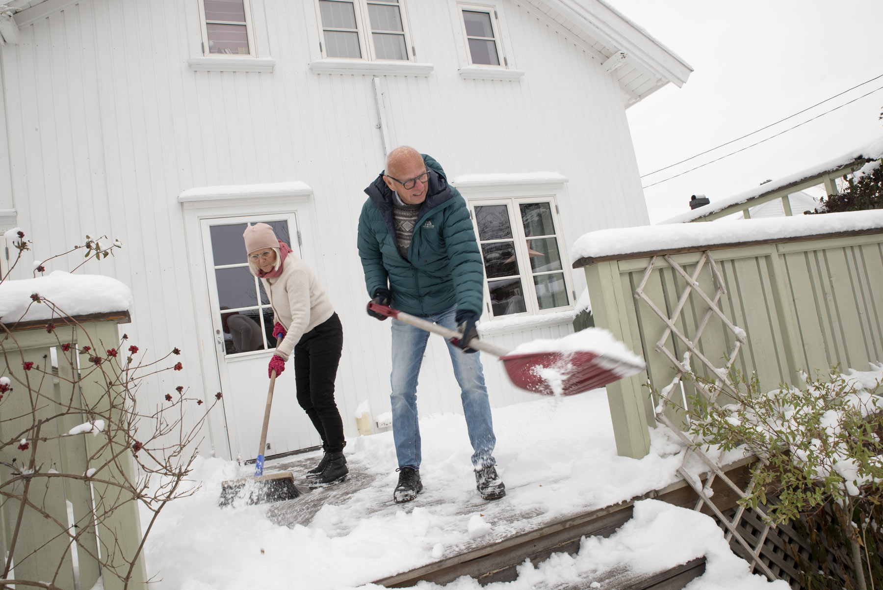 Liv og Terje måker verandaen for snø.