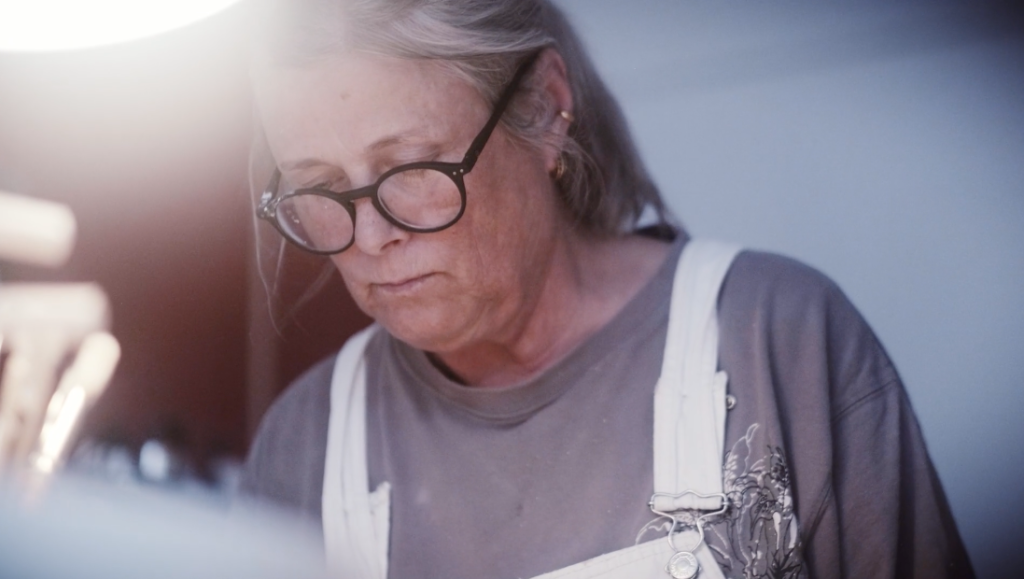 Eldre kvinne som ser ned.