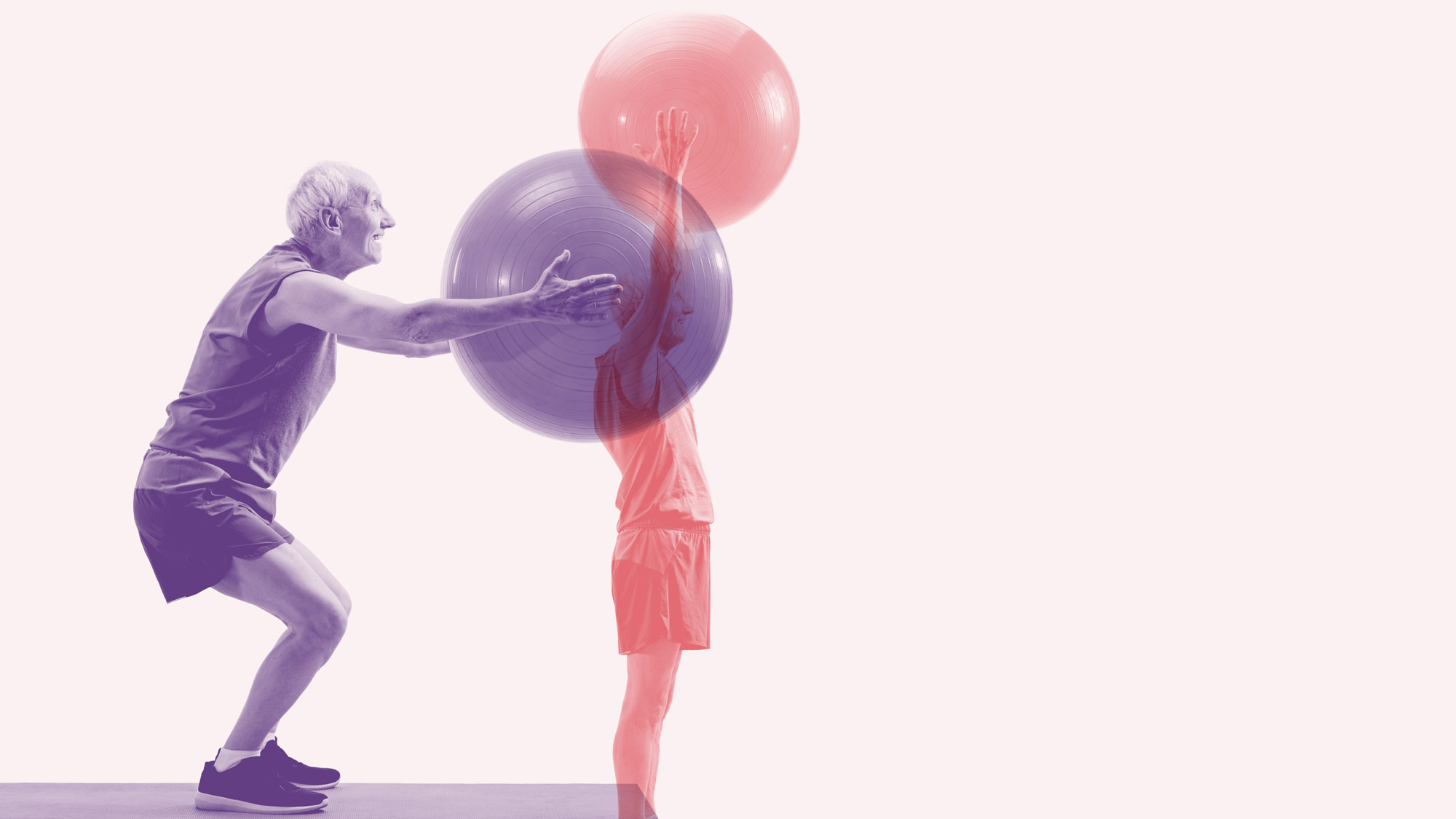 En eldre mann som trener med en stor ball