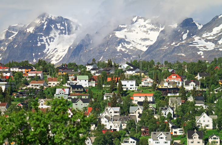 Nabolag med fjell i bakgrunnen.