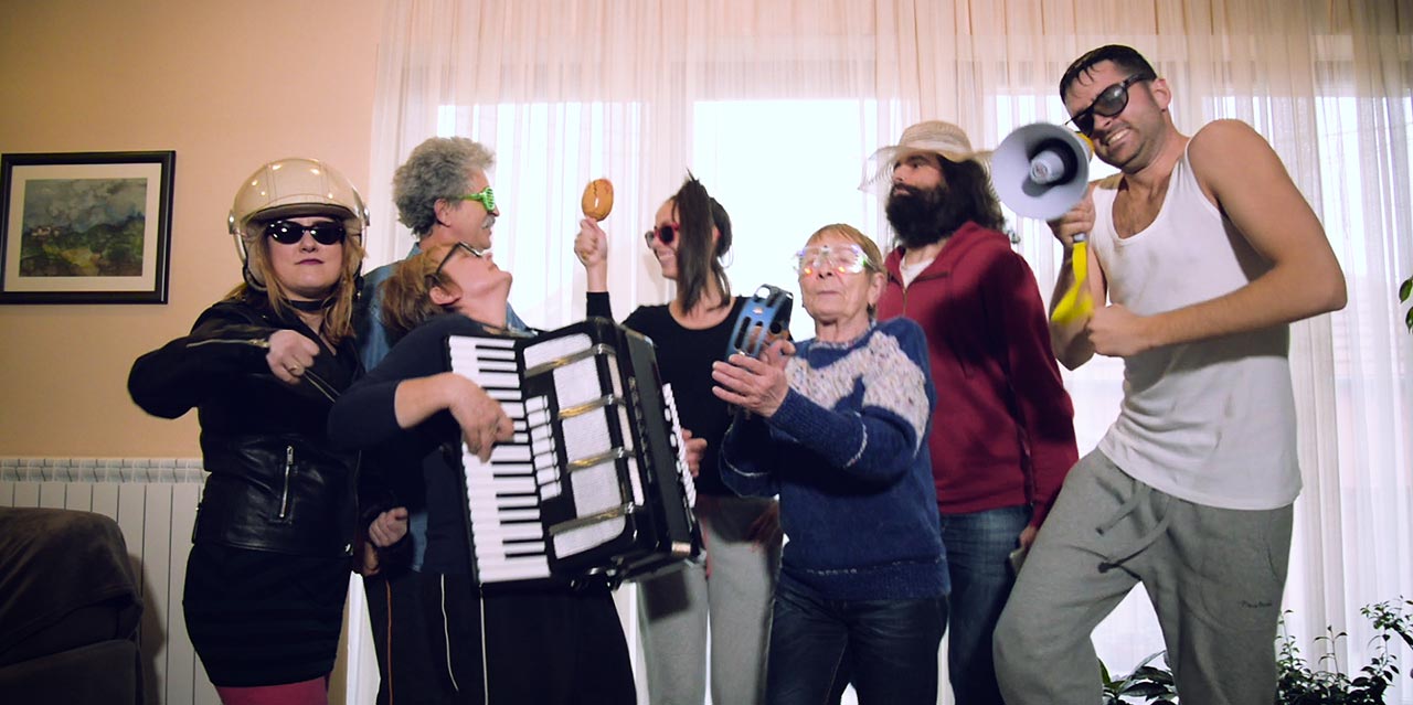 Mennesker i alle aldre med instrumenter som danser og koser seg.