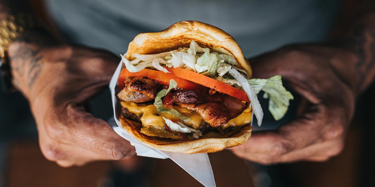 Nærbilde av en gyros eller burger.